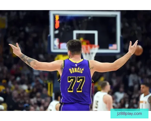 东契奇腿筋拉伤背后责任雷迪克应担主力过度使用他成雷伯杜式悲剧