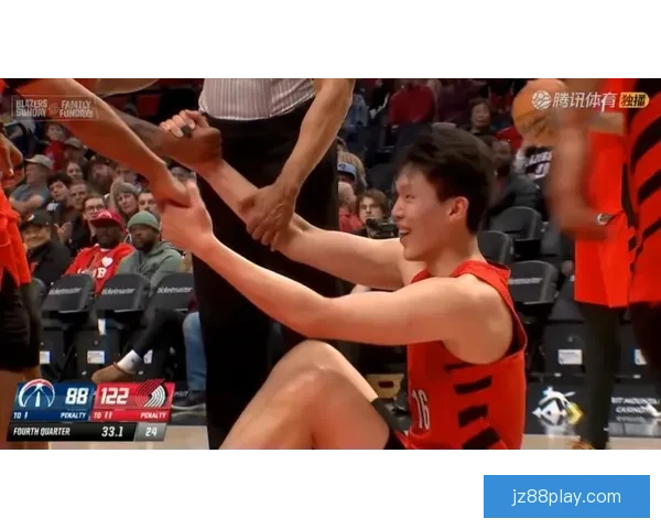 杨瀚森6分4篮板遭恶意抱摔裁判判罚引球迷狂嘘